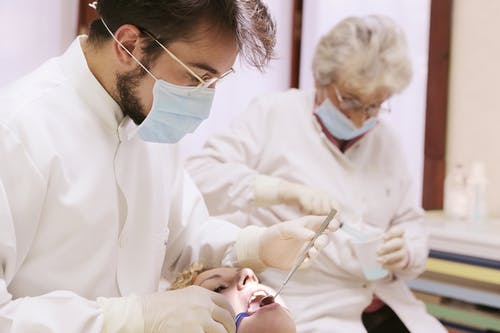 广州拜博口腔牙齿矫正费用明细，金属、隐形牙套各多少钱？